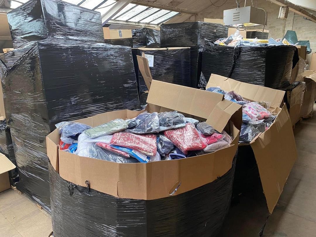 Truckload Amazon Clothing Pallets - Image 3